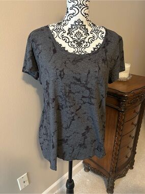 Vince Camuto Short Sleeve Scoop Neck Tee in Charcoal and Black Marble